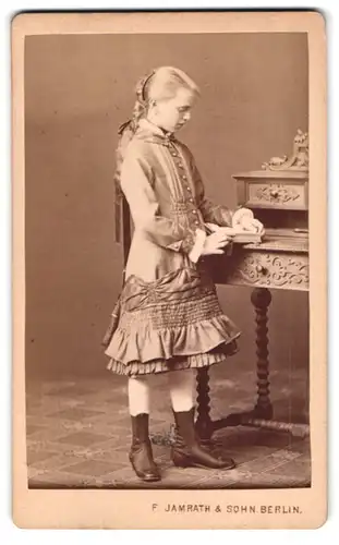 Fotografie F. Jamrath & Sohn, Berlin-SW, Belle-Alliance-Strasse 14, Portrait junges Mädchen im Kleid mit Buch