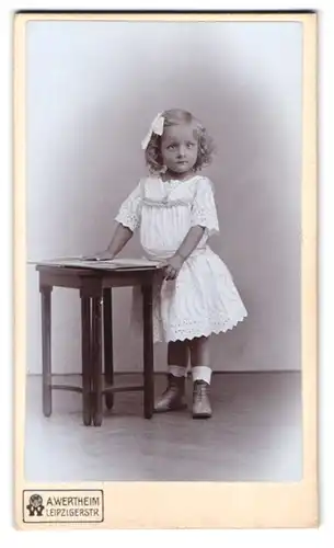 Fotografie A. Wertheim, Berlin, Leipzigerstrasse, Portrait kleines Mädchen im Kleid mit Buch