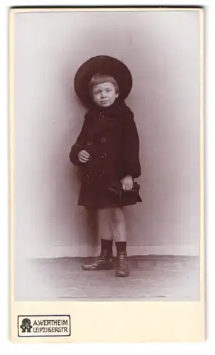 Fotografie A. Wertheim, Berlin, Leipzigerstrasse, Portrait kleiner Junge im Mantel