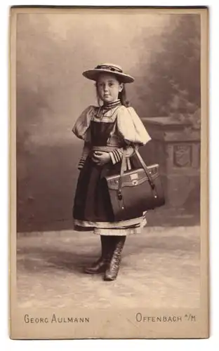 Fotografie Georg Aulmann, Offenbach a. M., Hospitalstrasse 16, Portrait kleines Mädchen im Kleid mit Tasche