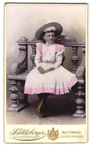 Fotografie Schlitzberger, Bad Pyrmont, Portrait junge Dame in modischer Kleidung