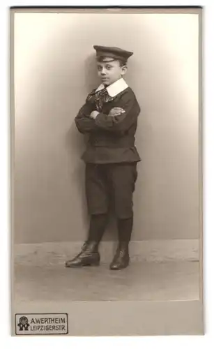 Fotografie A. Wertheim, Berlin, Leipzigerstrasse, Portrait modisch gekleideter Junge mit Schirmmütze