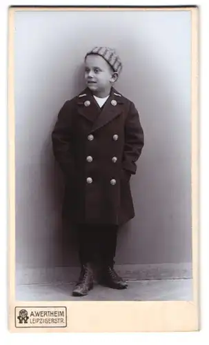 Fotografie A. Wertheim, Berlin, Leipzigerstrasse, Portrait kleiner Junge im Mantel mit Mütze