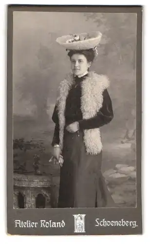 Fotografie Atelier Roland, Berlin-Schoeneberg, Portrait junge Dame in modischer Kleidung