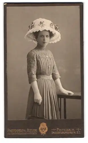 Fotografie Photograph. Atelier, Potsdam, Brandenburgerstrasse 30, Portrait junge Dame im Kleid mit Hut