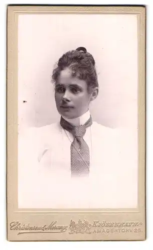 Fotografie Christensen & Morange, Kjöbenhavn, Amagertorv 25, Portrait junge Dame mit hochgestecktem Haar und Krawatte