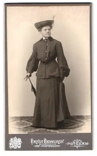 Fotografie Ernst Eichgrün, Potsdam, Nauener-Strase 27 I., Portrait modisch gekleidete Dame mit Schirm