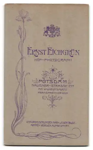 Fotografie Ernst Eichgrün, Potsdam, Nauener-Strase 27 I., Portrait modisch gekleidete Dame mit Schirm