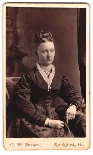 Fotografie G. W. Barnes, Rockford, Ill., Portrait junge Dame in hübscher Kleidung
