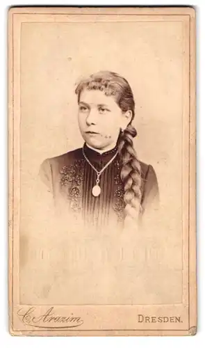 Fotografie Carl Arazim, Dresden, Amalienstrasse 17, Portrait junge Dame mit Flechtzopf und Amulett