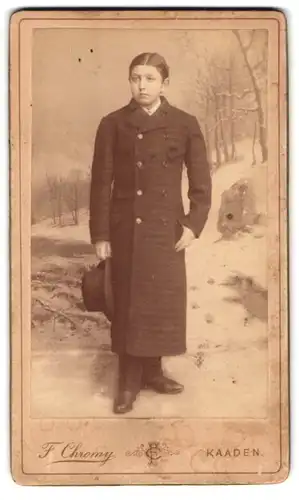 Fotografie F. Chromy, Kaaden, Brunnersdorfergasse 509, Portrait junger Herr im Mantel mit Hut