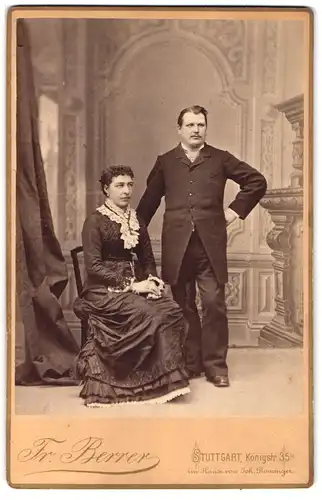 Fotografie Fr. Berrer, Stuttgart, Königstrasse 35, Portrait bürgerliches Paar in zeitgenössischer Kleidung