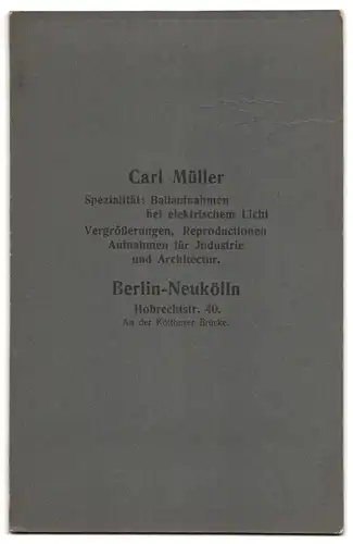 Fotografie Carl Müller, Berlin-Neukölln, Hobrechtstrasse 40, Portrait junge Frau und zwei Männer in Tracht