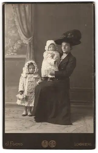 Fotografie J. Fuchs, Berlin-N., Friedrichstrasse 108, Portrait elegante Dame mit Tochter und Kleinkind, Mutterglück