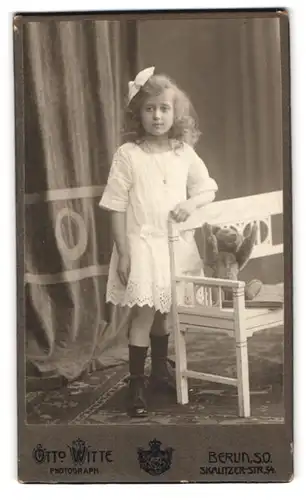 Fotografie Otto Witte, Berlin-Kreuzberg, Skalitzer Strasse 54, Lotte Heinze im weissen Kleid nebst Teddybär