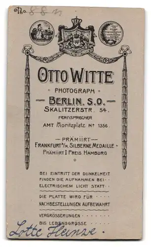 Fotografie Otto Witte, Berlin-Kreuzberg, Skalitzer Strasse 54, Lotte Heinze im weissen Kleid nebst Teddybär