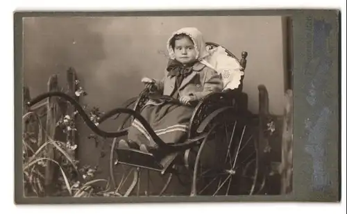 Fotografie A. Halm, Zerbst, Frauenthorplatz, Mädchen mit Haube im Kinderwagen sitzend
