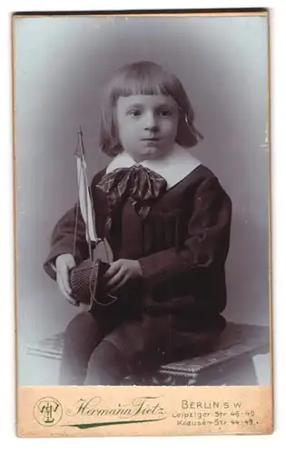 Fotografie Hermann Tietz, Berlin, Leipzigerstr. 46-49, Mädchen mit Modellschiff