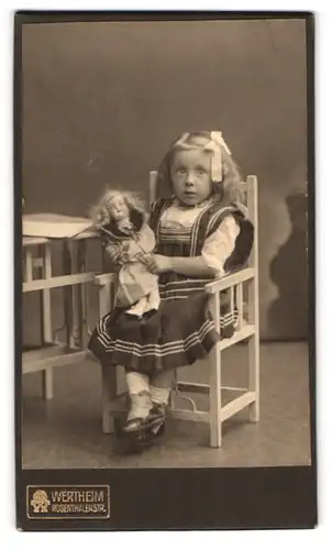 Fotografie Atelier Wertheim, Berlin, Rosenthalerstrasse, überraschtes Mädchen mit Puppe