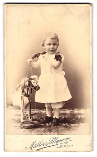 Fotografie Müller & Pilgram, Leipzig, Löhrstrasse 11, Kind im Keidchen nebst Spielzeug-Pferd