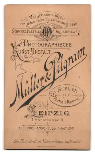 Fotografie Müller & Pilgram, Leipzig, Löhrstrasse 11, Kind im Keidchen nebst Spielzeug-Pferd