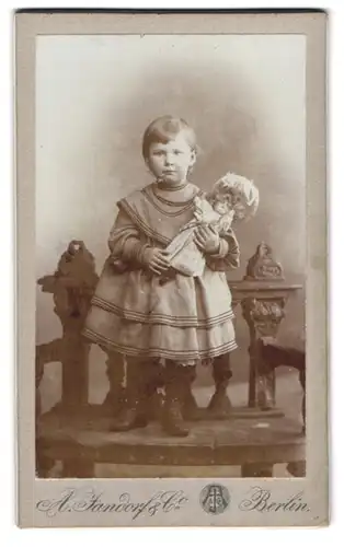 Fotografie A. Jandorf & Co., Berlin, Bellealliancestrasse 1-2, Mädchen hält Puppe im Arm