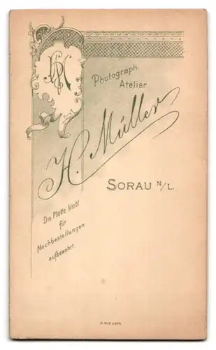 Fotografie H. Müller, Sorau N. L., Mädchen mit Haube nebst Spielzeugpferd & Bollerwagen