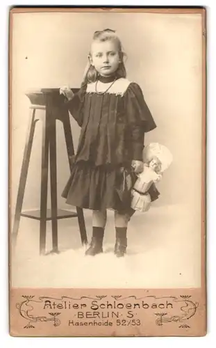 Fotografie Atelier Schloenbach, Berlin, Hasenhaide 52-53, Mädchen hält ihre Puppe
