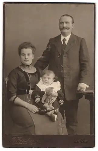 Fotografie M. Hinzelmann, Cottbus, Familien-Portrait Knabe mit Teddybär nebst Eltern
