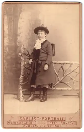 Fotografie Otto Johnsen, Döbeln, Breitestrasse, Schulmädchen mit Schulranzen