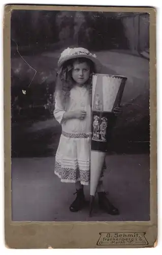 Fotografie J. Schmit, Frankenberg i. T., Markt 12, Mädchen mit Schultüte zur Einschulung
