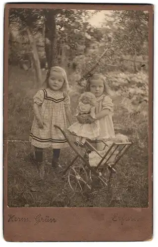 Fotografie Hermann Grün, Erfurt, niedliche Mädchen mit Puppe und Puppenwagen