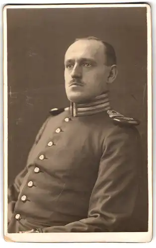 Fotografie unbekannter Fotograf und Ort, Portrait Garde-Soldat in Uniform mit Epauletten