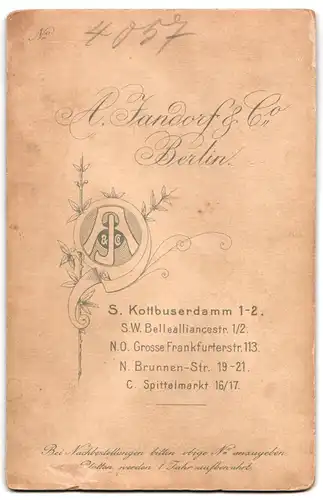 Fotografie A. Jandorf & Co., Berlin, Kottbuserdamm 1-2, Knabe in Marineuniform mit Schiffsmodell