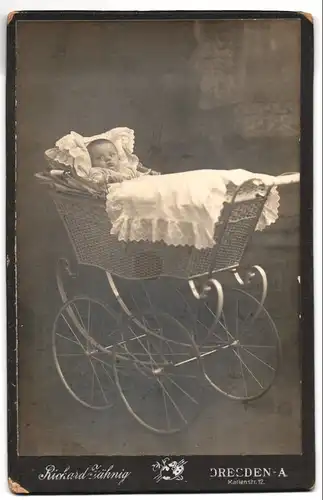 Fotografie Richard Jähnig, Dresden, Marienstr. 12, Baby im Kinderwagen liegend