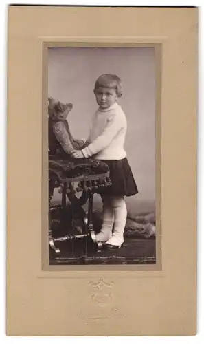 Fotografie Martin Balg, Berlin, Königstrasse 34, Mädchen mit Kurzhaarschnitt nebst Teddybär