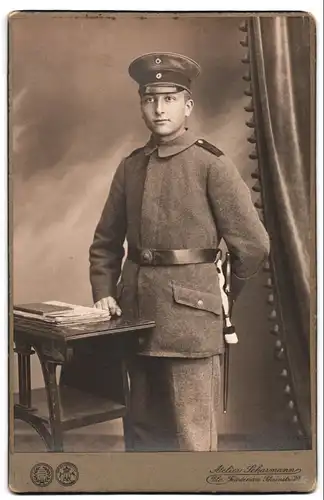 Fotografie Atelier Scharmann, Berlin-Friedenau, Rheinstrasse 20, Soldat in Feldgrau mit Schulterstück Rgt. 3