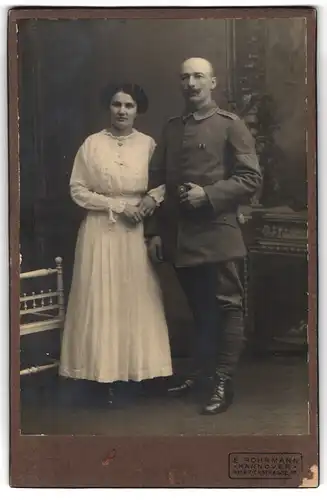 Fotografie E. Rohrmann, Hannover, Heinrichstrasse 15, Offizier in Uniform mit Gamaschen & Schlagband