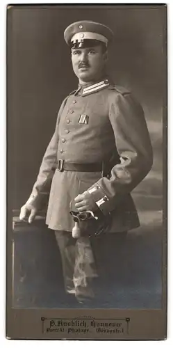 Fotografie Paul Knoblich, Hannover, Georgstrasse 1, Garde-Soldat in Feldgrau mit Säbel & Ordenabnd