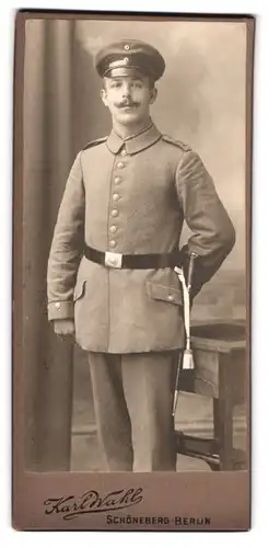 Fotografie Karl Wahl, Berlin-Schöneberg, Soldat in Feldgrau Inf.-Rgt. 28 mit Bajonett & Schlagband