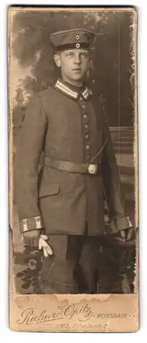 Fotografie Richard Opitz, Potsdam, Brandenburgerstrasse 7, Garde-Soldat in Uniform mit Krätzchen