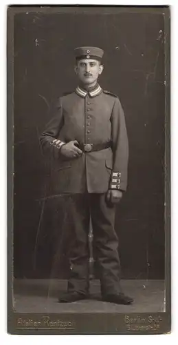 Fotografie Atelier Rentzsch, Berlin, Blücherstr. 56, Garde-Soldat in Uniform mit Krätzchen