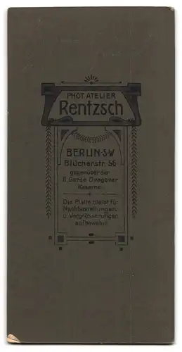 Fotografie Atelier Rentzsch, Berlin, Blücherstr. 56, Garde-Soldat in Uniform mit Krätzchen