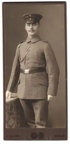 Fotografie J. Fuchs, Berlin-Neukölln, Bergstr. 151-152, Soldat in Feldgrau Grenadier Regiment 10 mit Schützenschnur