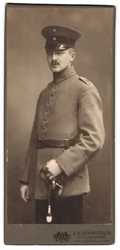 Fotografie J.S. Schroeder, Königsberg, Münzstr. 2, Artillerist in Feldgrau mit Schulöterstück Rgt. 37