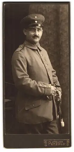Fotografie Paul Petzold, Brandenburg / Havel, Steinstrasse 52, Portrait Leutnant in Uniform mit Säbel