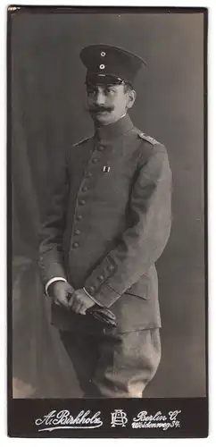 Fotografie A. Birkholz, Berlin, Weidenweg 34, Leutnant in Uniform mit Ordenband