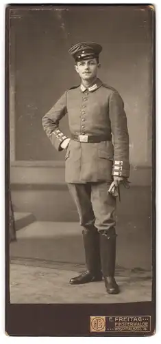 Fotografie E. Freitag, Finsterwalde, Hospitalstr. 4, Garde-Soldat in Uniform mit Schirmmütze