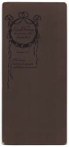 Fotografie E. Freitag, Finsterwalde, Hospitalstr. 4, Garde-Soldat in Uniform mit Schirmmütze
