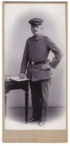 Fotografie Globus Atelier, Berlin, Rosenthalerstrasse 27-31, Soldat in Uniform mit Schulterstück Rgt. 38